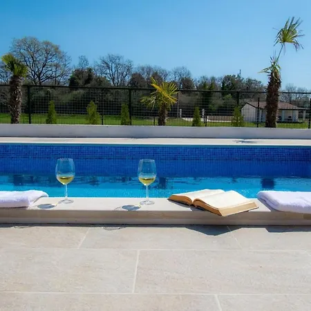 For 6 Persons With Private Pool, Parking And Garden In 别墅