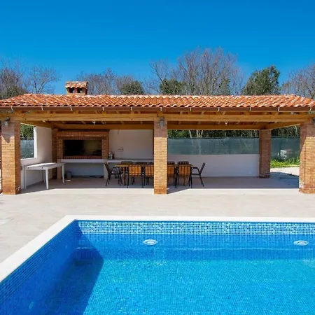 别墅 For 6 Persons With Private Pool, Parking And Garden In *