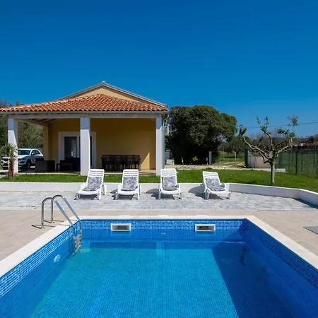 别墅 For 6 Persons With Private Pool, Parking And Garden In *