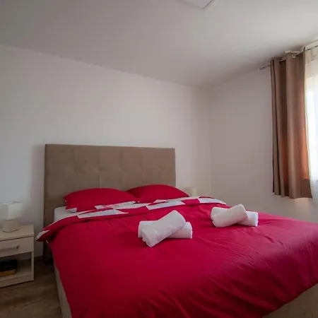 别墅 For 6 Persons With Private Pool, Parking And Garden In