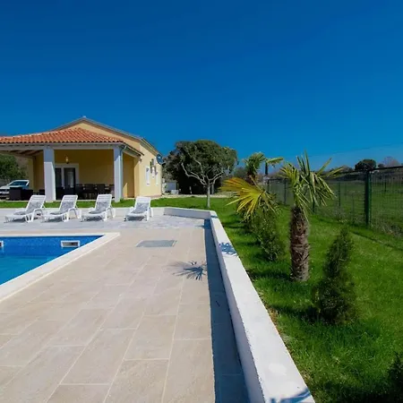 For 6 Persons With Private Pool, Parking And Garden In 罗维尼