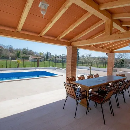 For 6 Persons With Private Pool, Parking And Garden In * 罗维尼