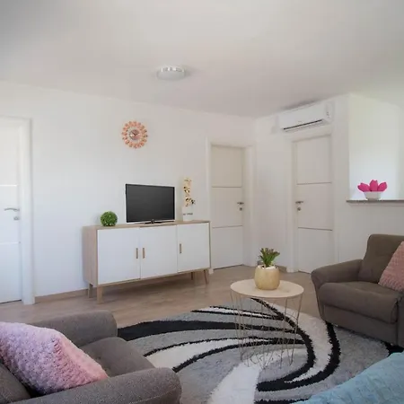 For 6 Persons With Private Pool, Parking And Garden In