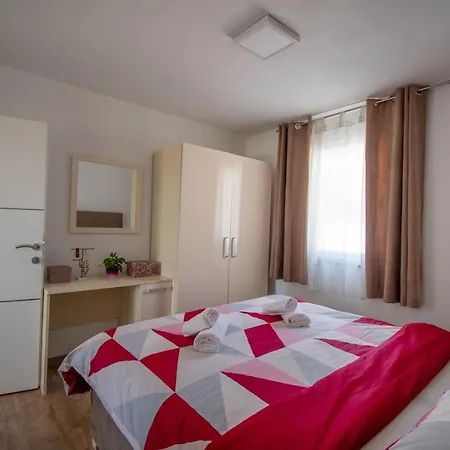 别墅 For 6 Persons With Private Pool, Parking And Garden In