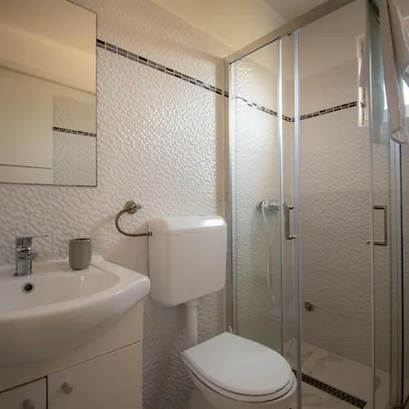 For 6 Persons With Private Pool, Parking And Garden In 别墅 罗维尼