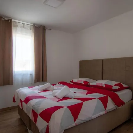 For 6 Persons With Private Pool, Parking And Garden In