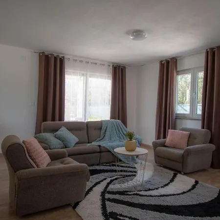 For 6 Persons With Private Pool, Parking And Garden In 别墅 *